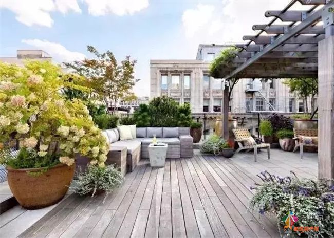 大露台设计成屋顶花园，让生活格调有质